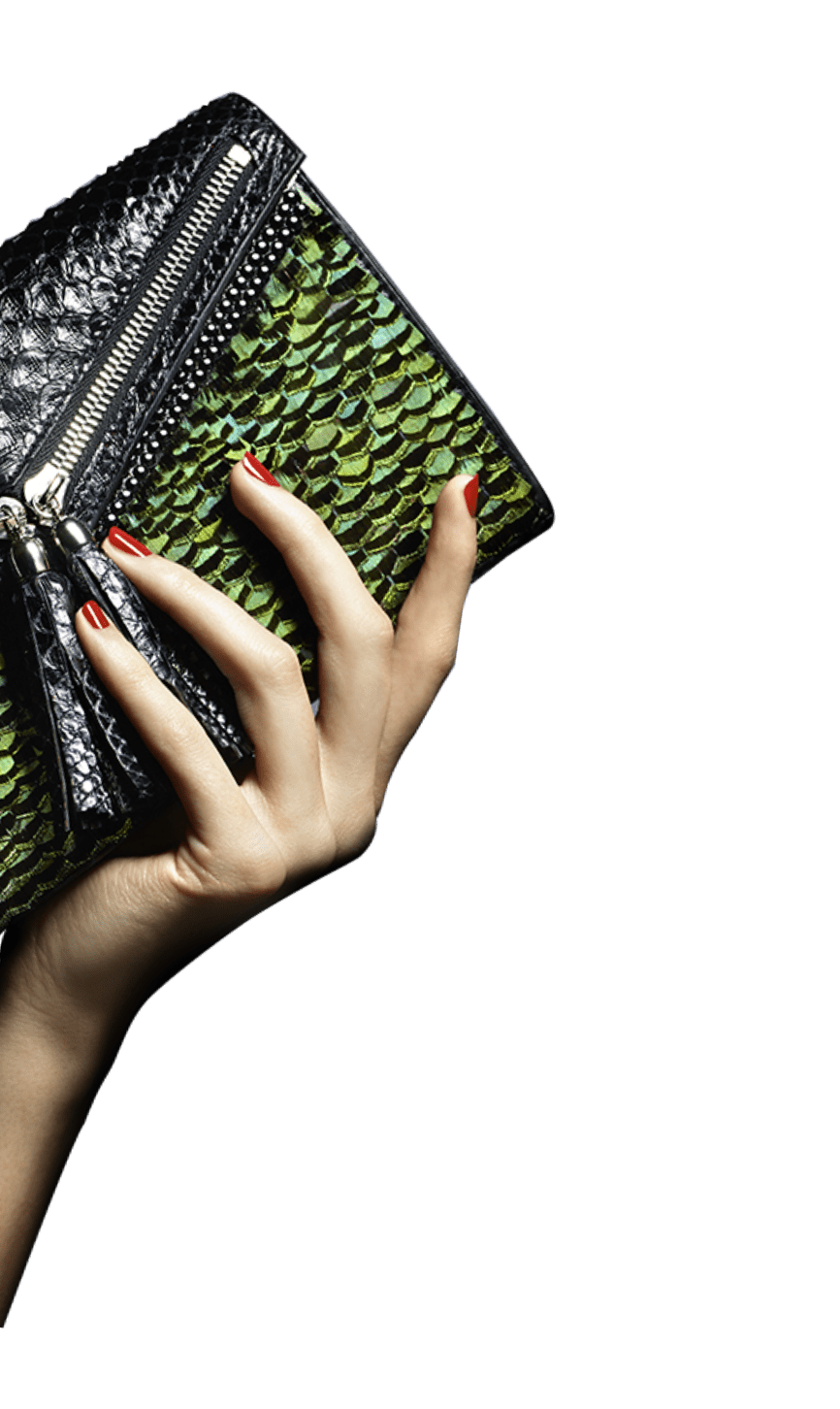 Pochette haute couture Esméralda Ingrid Paris dans une main 